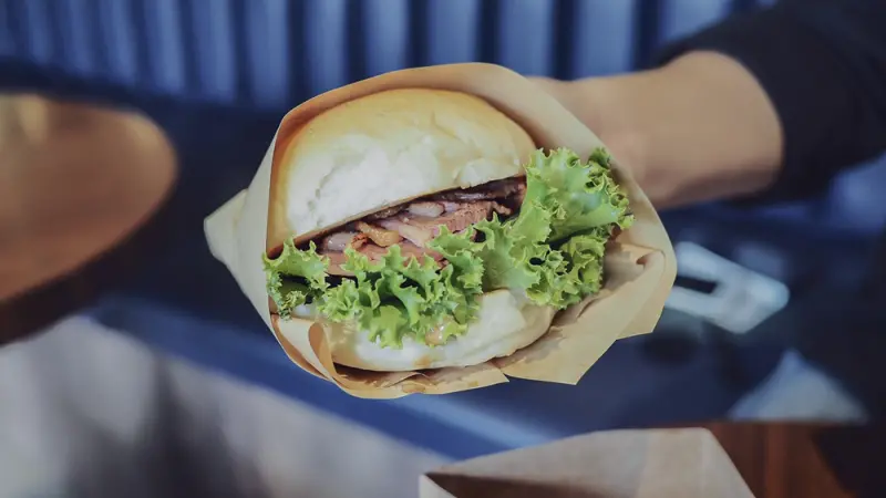 台中不限時餐廳｜環境寬敞舒適，適合多人聚會或閨蜜聚餐，必點招牌水果奶蓋系列及漢堡包｜ATC茶飲俱樂部