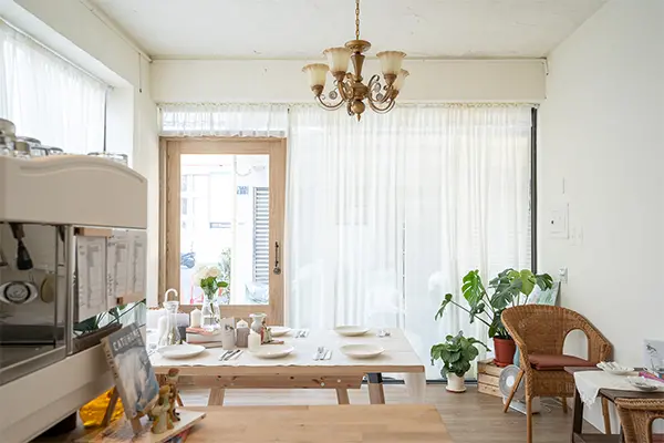 高雄，新興區 | ﻿﻿﻿﻿﻿﻿﻿﻿Auntie Cafe。被暖陽輕輕照拂的柔光濾鏡咖啡甜點店 |