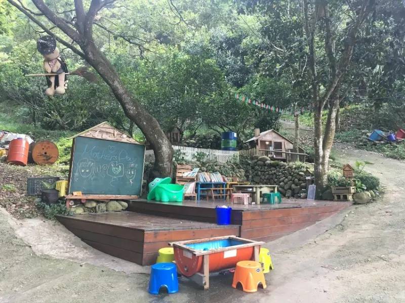 【露營】第10露 趣露營|台中超夯營地~露天圖書館黑板牆、兒童遊戲區、媽媽們免開伙的外食天堂，傍晚還有好吃PIZZA車&冰棒車直達露營區喔~