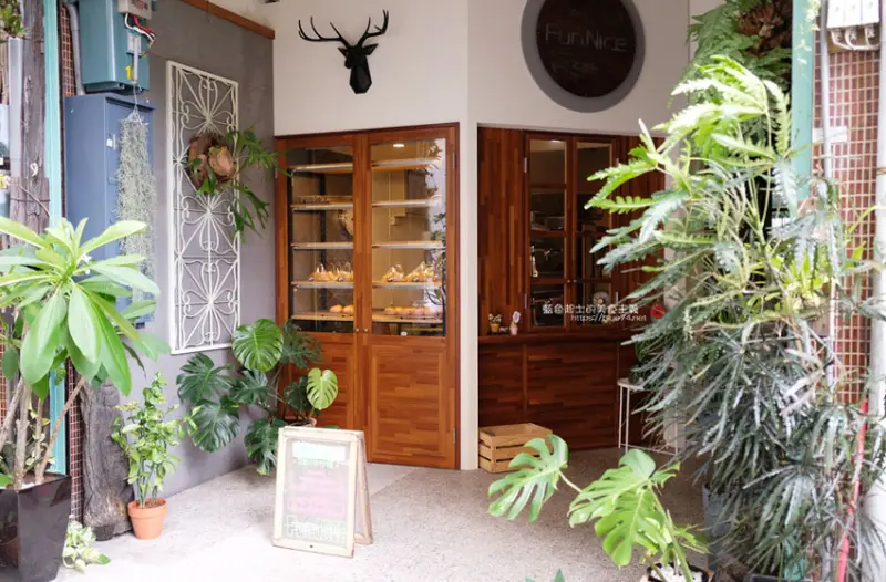 台中南區│Fun Nice芳奈烘焙坊-有好多漂亮鹿角蕨的南區巷弄咖啡麵包烘焙坊，後方還有一處明亮用餐區 - 藍色起士的美食主義