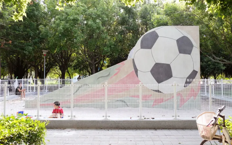 台中大肚│大肚運動公園-足球造型溜滑梯、籃球場、網球場、遊樂器材，還有一片綠油油草地，大肚萬興宮對面 - 藍色起士的美食主義