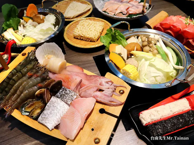 台南火鍋／現點現切不用組合肉／嚴選食材不用火鍋料／飲品、冰淇淋無限暢飲／天然食材雞骨+蔬果熬湯／FB打卡送黑毛豬或牛五花／份量實在物超所值／服務細心親切不收服務費