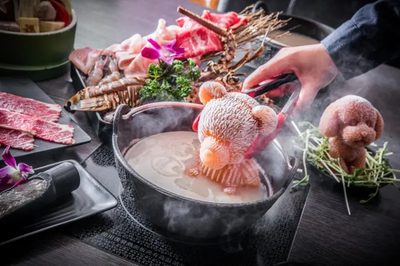 [林口美食]熟度精緻鍋物/超療癒小熊、小狗泡湯鍋，整尾龍蝦海陸套餐只要599元！ - 大手牽小手。玩樂趣