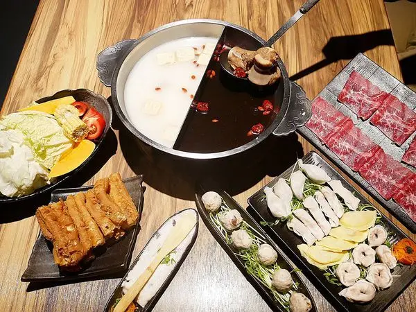 岩漿火鍋 - 新竹單點式鴛鴦鍋，多種濃郁湯頭任選，光喝湯就超滿足，炫目火焰炙燒豬，讓人眼睛捨不得眨，味道更是一絕，越晚來用餐越划算，宵夜直接揪一波