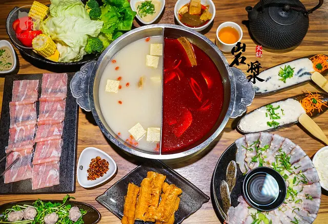 【岩漿火鍋-新竹經國店】新竹人宵夜想吃鍋？中式古典新竹麻辣鍋推薦！紅通通漢方麻辣、經典膠原鈣骨鴛鴦鍋～兩個夢想一次滿足～獨特🔥火焰炙燒豬必點！