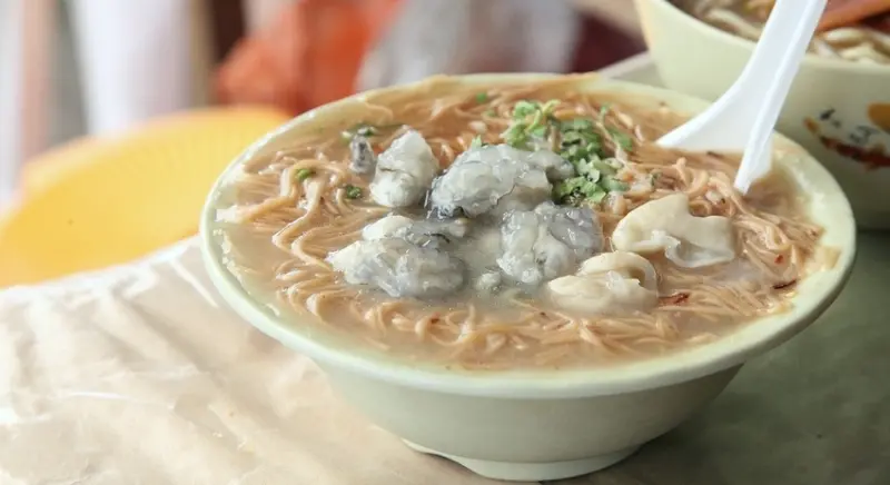 台南美食-芯芯要去【無名蚵仔麵線&沙茶魷魚羹】~30元大腸蚵仔麵線，開業二十多年，隱身黃昏市場裡