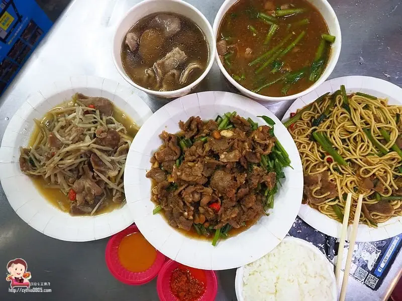 南崁路上超人氣排隊宵夜場，生炒羊肉醬香味十足，超大份羊肉炒麵只要80元