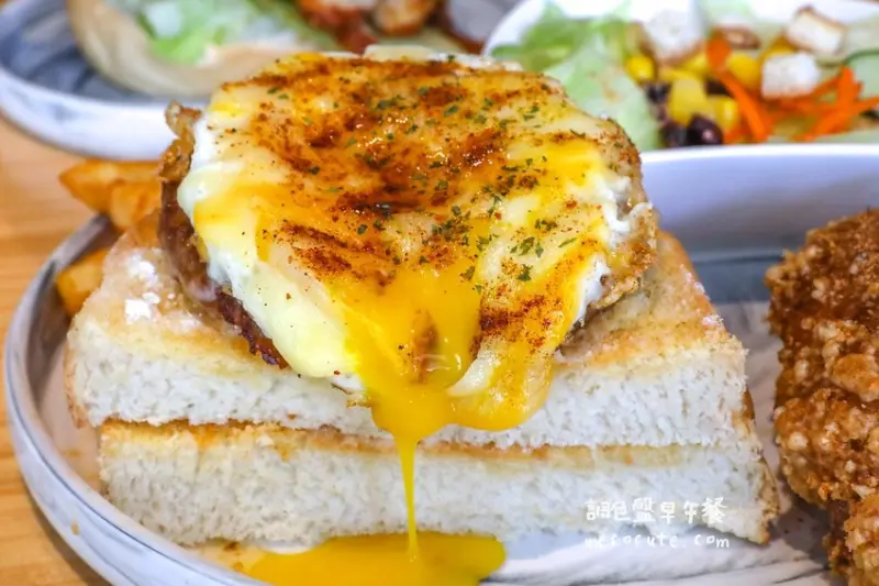 超大份量早午餐！必吃炸雞、超特別磚塊吐司，吃一頓早餐抵兩餐！調色盤早午餐