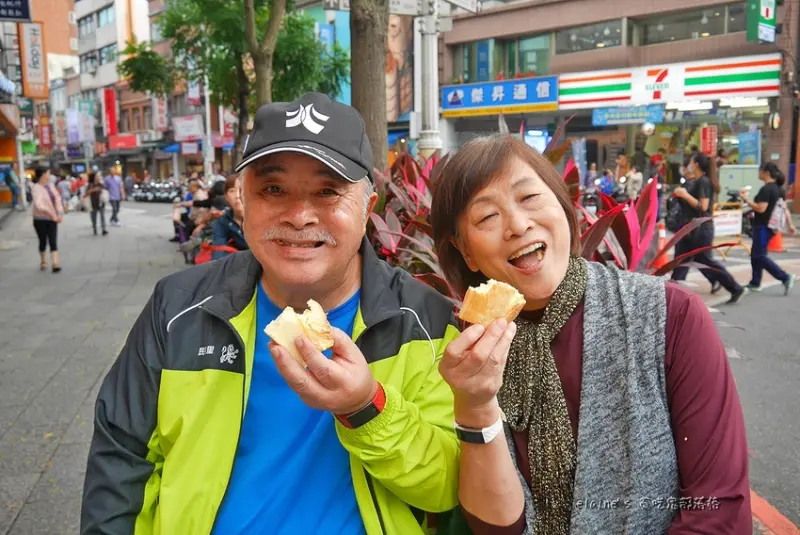 吃。新北淡水老街蛋糕店《湧蓮古早味現烤蛋糕》各式口味手捏蛋糕，好吃之外當伴手禮也非常棒喔