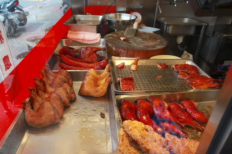 吃。高雄|三民區|文藻周遭美食。港式燒臘便當，網路完全無分享文章，整體口感中規中矩定價合理「吉富廣式燒臘」。