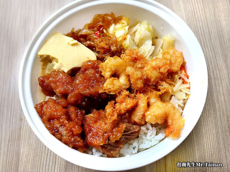 台南蝦肉飯／隱身傳統市場只賣4樣／限量供應晚來吃不到／不到3小時完售／當天備料新鮮現做／沒有在地人帶路很難找得到