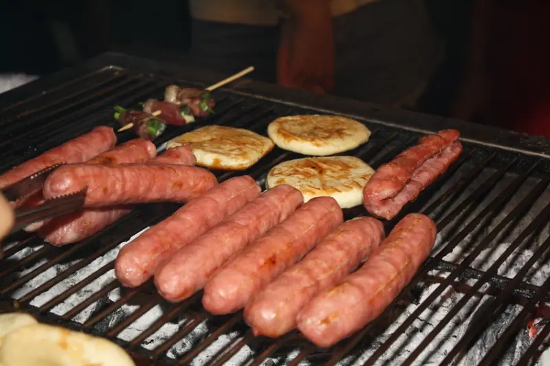 【台北美食】大花香腸-豬後腿肉手工香腸多汁鮮美,19種創新口味讓你眼花撩亂,臨江街觀光夜市必吃美食/通化夜市美食推薦@東吃東吃到處吃