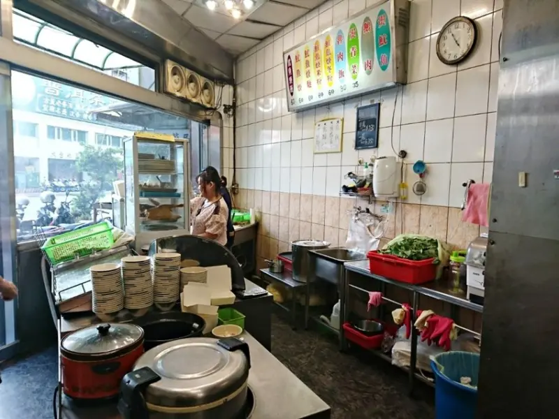 三重美食：阿堡魷魚羹三重老店，湯頭吃的到筍乾香氣 @吳大妮。Annie