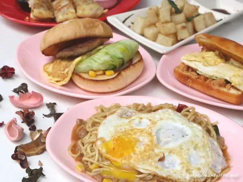 LUN Brunch Café 早午餐│太平人氣早午餐，品項多樣化，價格超親民，還可以吃到古早味炸年糕～