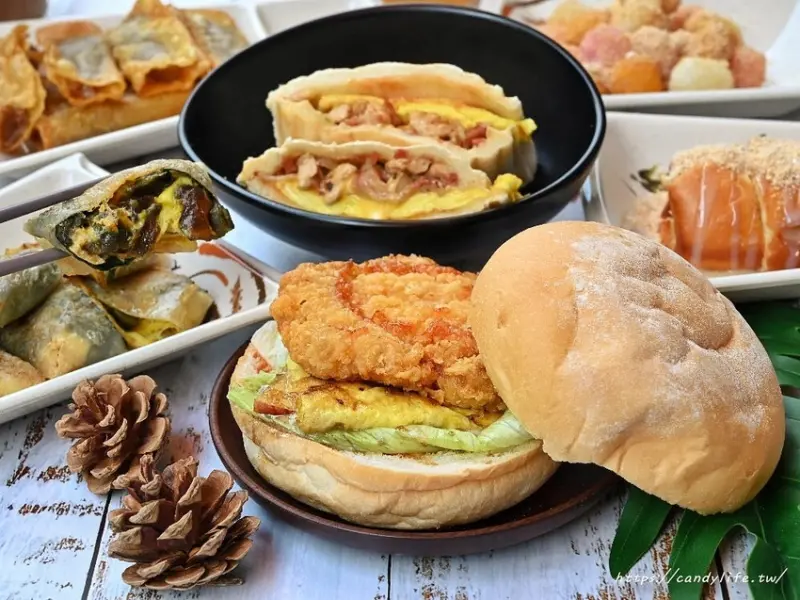 LUN Brunch Café 早午餐│台中平價早餐，料多實在只要銅板價，吃的到彩色湯圓還有古早味炸年糕！