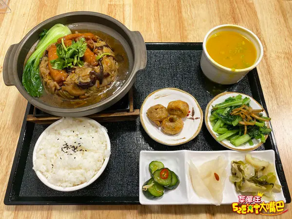 台中素蔬食美食簡餐》品自在菜單價位大公開～台中公益路素蔬食美食必吃小吃餐廳！推薦白菜封扣碗、宮保猴菇素丁、首烏藥膳大補湯。