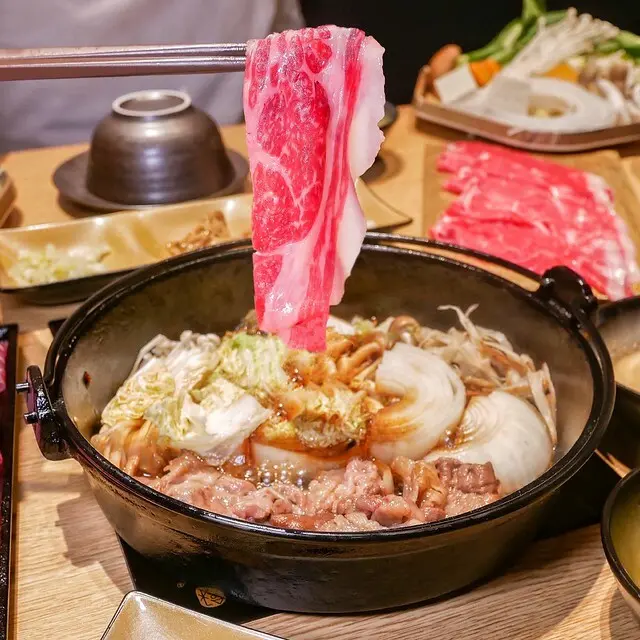 【捷運市政府站】但馬屋－日本黑毛和牛涮涮鍋，夢幻的油花分布、頂級肉質的神戶和牛吃到飽