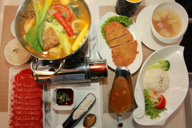 吃。高雄｜鼓山區。早午餐，美術館很質感餐廳，適合網美前來拍照與用餐，整體口感美味CP值高「里廚 Lins Kitchen」。