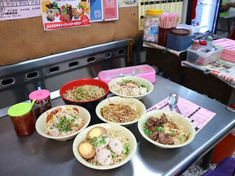 林媽媽意麵：台南二中附近的銅板價美味意麵老店，超大份量讓你吃飽飽大滿足｜必吃蝦仁餛飩，吃得到整尾鮮蝦超驚喜｜台南麵店推薦.銅板美食.熊貓外送店家 - 進食的巨鼠