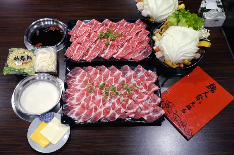三重蘆洲火鍋推薦-魏大爺火鍋店，捷運三民高中站鍋物套餐，蘆洲個人火鍋，蘆洲親子餐廳，大份量肉盤，可客製化選餐的蘆洲火鍋推薦