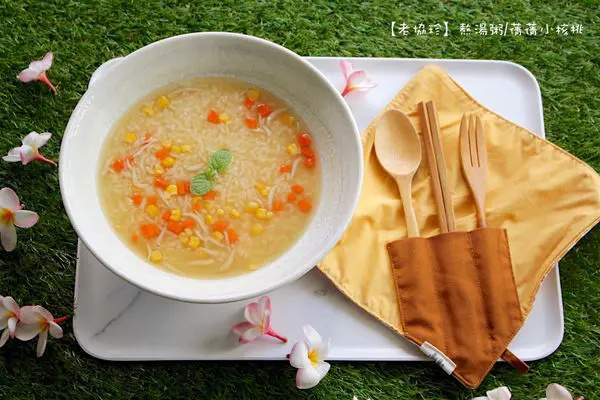 【老協珍】熬湯粥。有了老協珍100%自家製濃郁老母雞湯底，隨時隨地，肚子餓了，只要5分鐘，一碗暖心又暖胃的熬湯粥，輕鬆上桌！