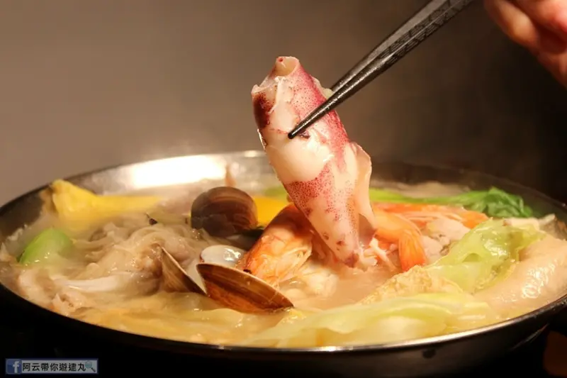 [高雄/新興區]高雄宵夜約會點來了! 老豆腐 新鮮便宜的質感鍋物 泡菜牛肉火鍋$140/海陸鍋$180 深夜約會 高雄便宜火鍋