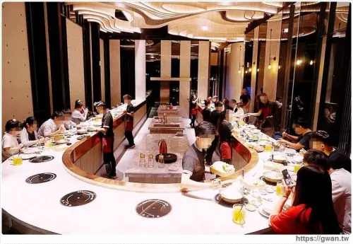 台中新開幕，藏在七期豪宅裡的質感小火鍋，獨特Ｕ型吧檯還有專人剝海鮮！ 