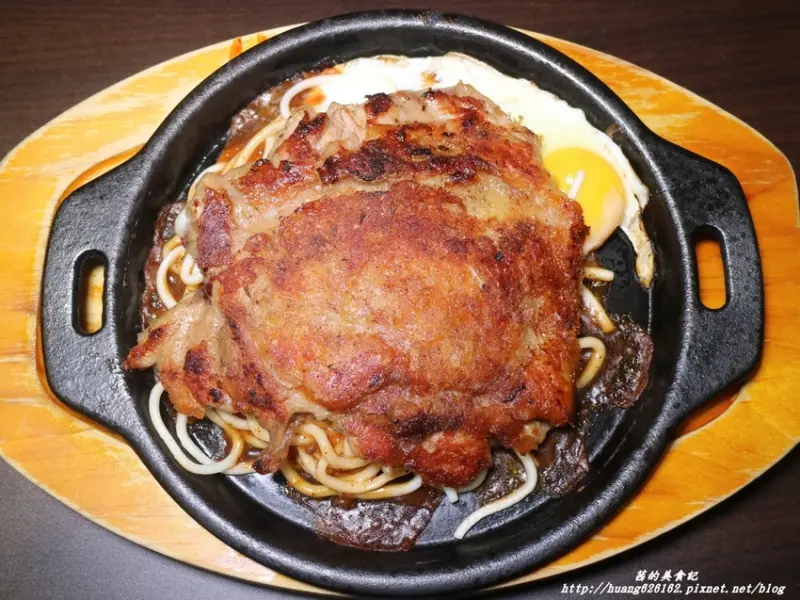 【台北中山區 】晴光商圈牛排『湘湘牛排館』# 內用點排餐送酥皮濃湯 # 巨無霸雪花牛#脆皮烤雞腿排 #高CP值 # 中山捷運站