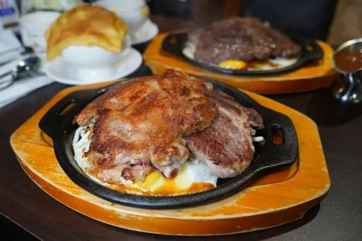 【台北 美食】「湘湘牛排」巨無霸雪花牛排大口吃肉、脆皮雞腿排大滿足、湘湘雙拼/晴光商圈牛排/晴光商圈/雙城街夜市/捷運中山國小美食