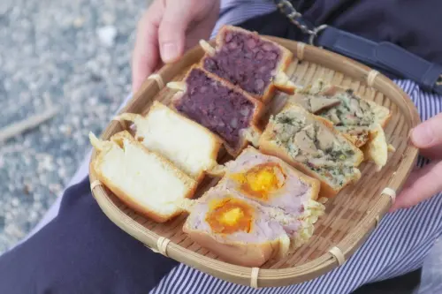 青畑九號豆製所。在小圳旁的公園吃顆飽滿的餅，左手牛奶燒，右手鹹口味的羅勒清新（新竹東區）