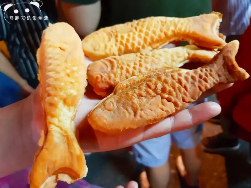【台中清水】蜂蜜魚蛋糕人氣排隊美食，平價香Q的銅板甜點，買20隻平均每......
