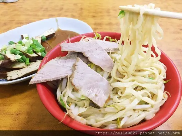 【高雄-廣東汕頭雞蛋麵】內行人才知道的50年老店，雞蛋製成的寬扁麵條，蛋香飄溢在口中散開搭配秘製肉汁!