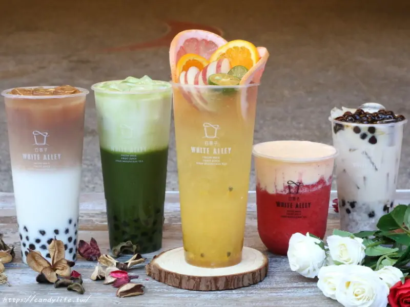 白巷子-台中健行店│台中芝士奶蓋專賣店，不只搭茶，搭水果也絕配，還有人氣滿杯水果茶，新鮮水果多到滿出來～