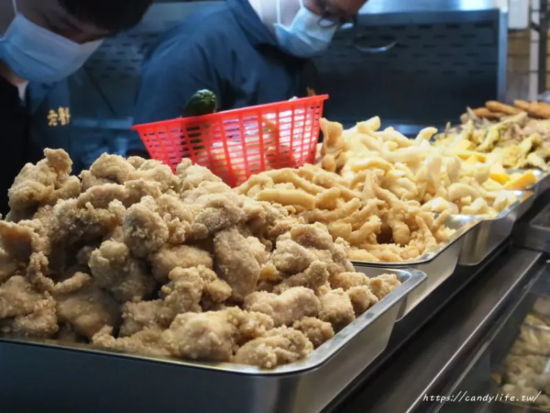 老唐揚古早味鹹酥雞│台中20年老店鹽酥雞進軍逢甲商圈，餐點均現點現炸，還有提供內用座位區～