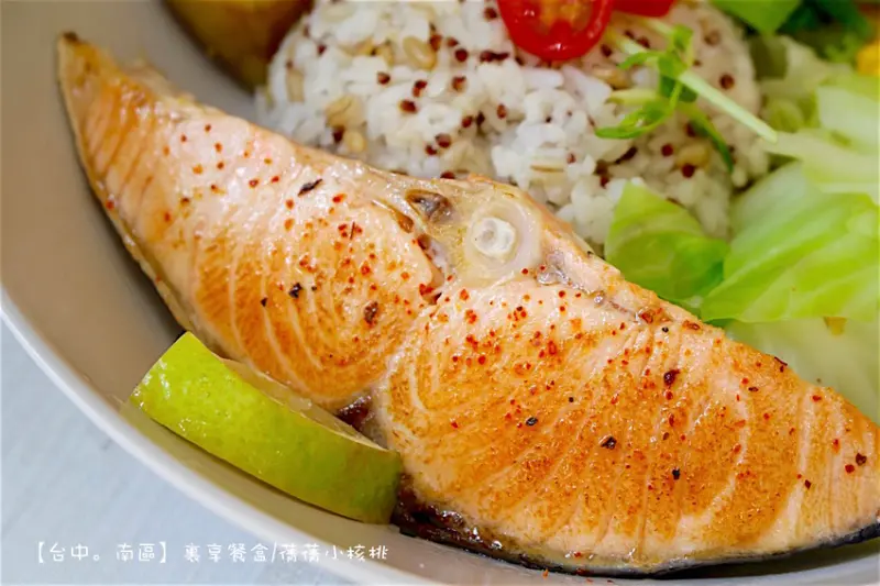 【台中低卡便當】裏享餐盒。誰說健康的餐盒一定很難吃？多了有穀物紅寶石之稱的❮紅藜麥❯，少油、少鹽、低卡的健康便當，不只好養生而且還很美味！