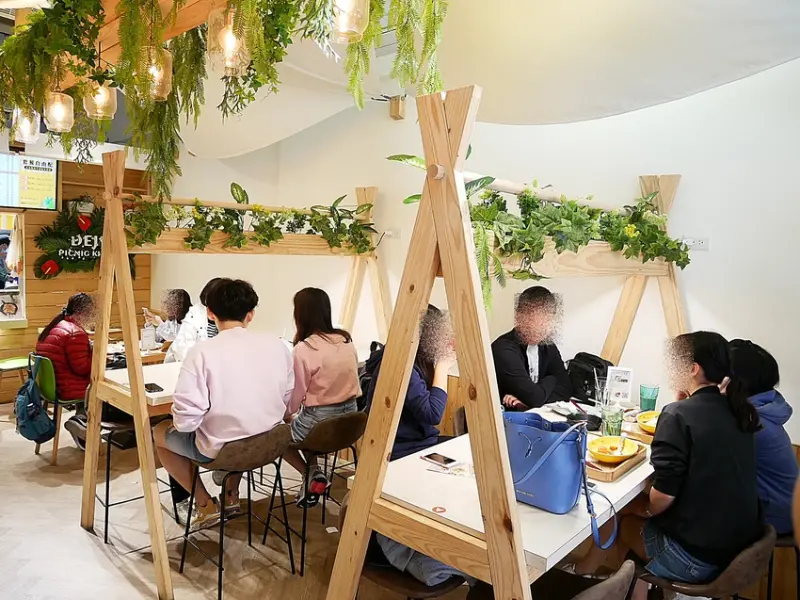 台北西門早午餐，店家野餐風木製桌椅超特別，紫薯、芋泥都好吃，還有超拔絲麻糬跟多款套餐!-Dejia得嘉野餐廚房