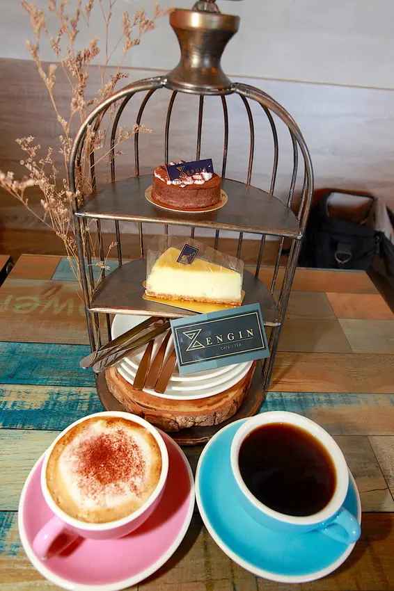 吃。嘉義縣｜阿里山咖啡・豎立在阿里山優雅的咖啡廳，自己栽種及烘培の咖啡豆，法式甜點「ＺＥＮＧＩＮ然井茗露 x 阿里山霧很濃」。