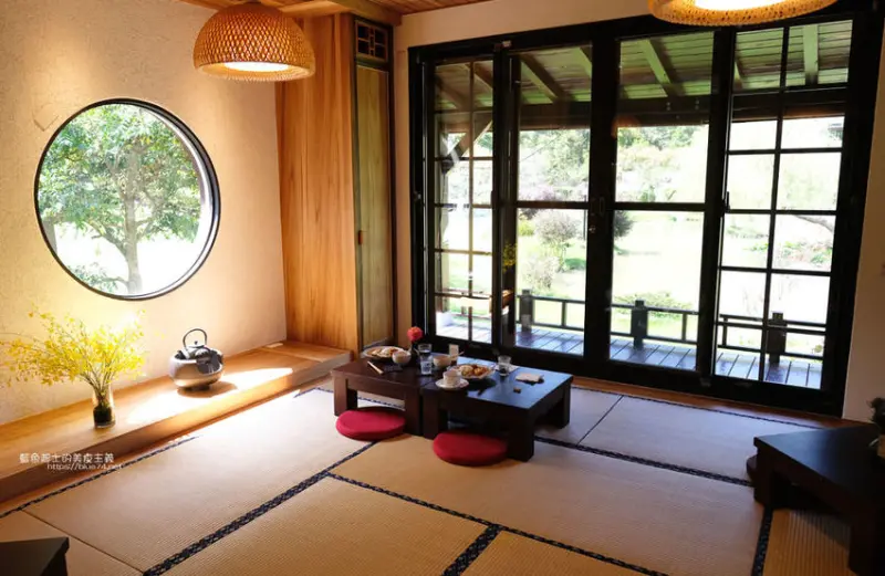 南投埔里│築樂-日式庭院落羽松美景，咖哩和甜點咖啡，也是露營區，隱身桃米生態村的南投預約制推薦美食 - 藍色起士的美食主義