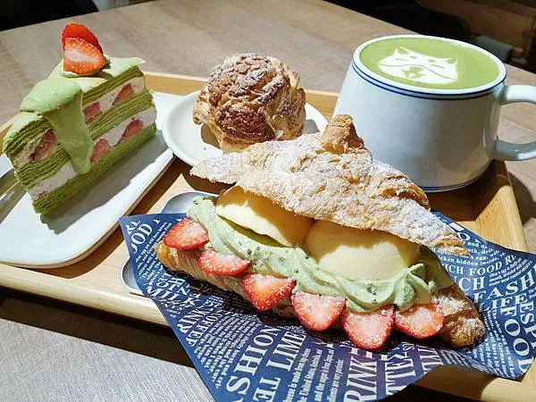 ♪中山站。漫拾♬ 草莓抹布可頌。抹茶草莓千層。不限時咖啡廳