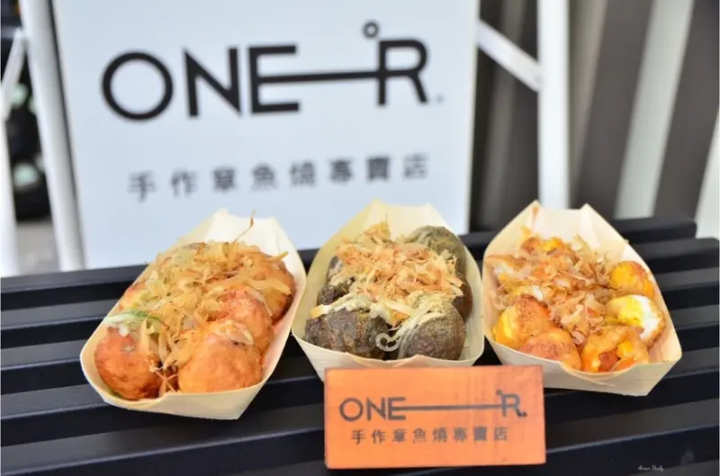 | 高雄美食 |新開幕全台最美章魚燒/超人氣三輪車排隊美食開店/ONE-R 章魚燒