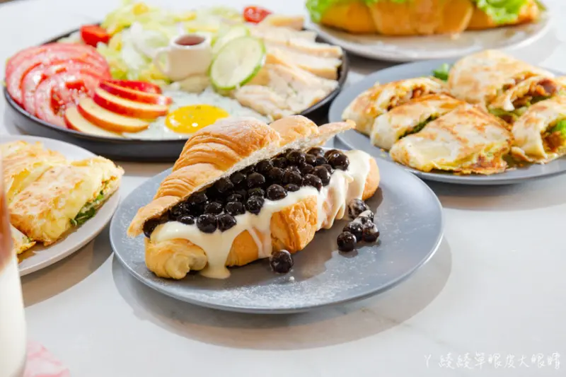 不用百元就可以吃到的美食！滿滿珍珠爆漿卡士達可頌，激推招牌酥皮蛋餅跟漢堡！新竹平價早午餐推薦咖啡羊行 - ㄚ綾綾單眼皮大眼睛