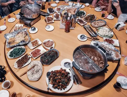 隱身在小路裡的臉盆羊肉爐.薑母鴨，還有現點現撈的敲敲魚，就在春源鋼鐵這邊！