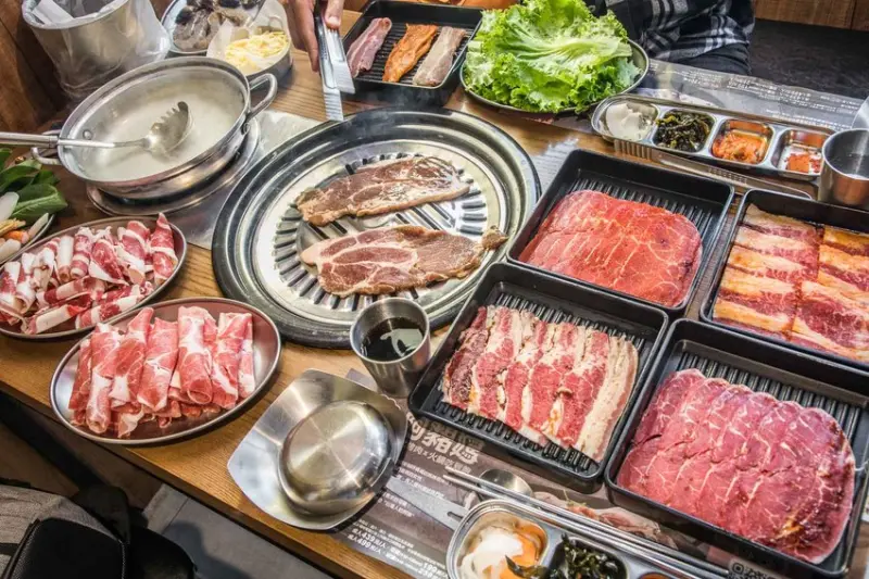 [台北萬華]西門町美食推薦，韓式燒肉＋火鍋無限吃到飽！超高CP值439元起！阿豬媽아줌마韓式烤肉ｘ火鍋吃到飽西門店 - 大手牽小手。玩樂趣