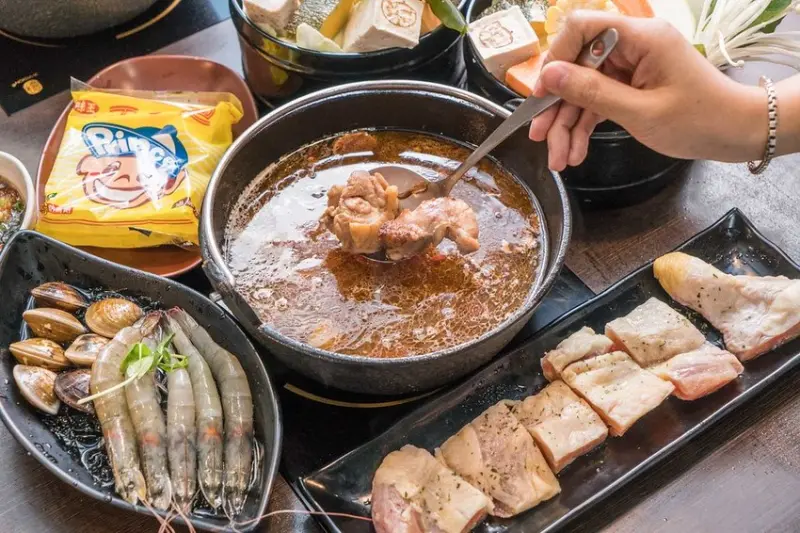 國父紀念館站超值個人火鍋店｜滾吧鍋物 光復南店 『麻雕雞鍋』、『超值海陸雙人套餐』大口吃肉不傷荷包、打卡送肉、開幕優惠、壽星驚喜、信義區鍋物、大安區聚餐