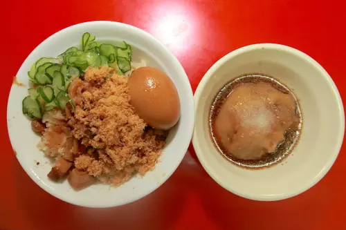 吃。高雄｜楠梓區。 超過70年的老店，原本在三民區遷移至楠梓區，楠梓區，食尚玩家採訪過，整體口感美味值得推薦「三塊厝肉圓嫂」。