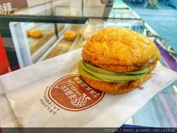 【台中。美食】菠羅先生Mr.BOLO現烤冰火菠蘿油。逢甲夜市必吃，材料簡單、自然純手工製作的菠蘿，內餡的卡士達遵循古法製作，就是美味｜附菠羅先生菜單