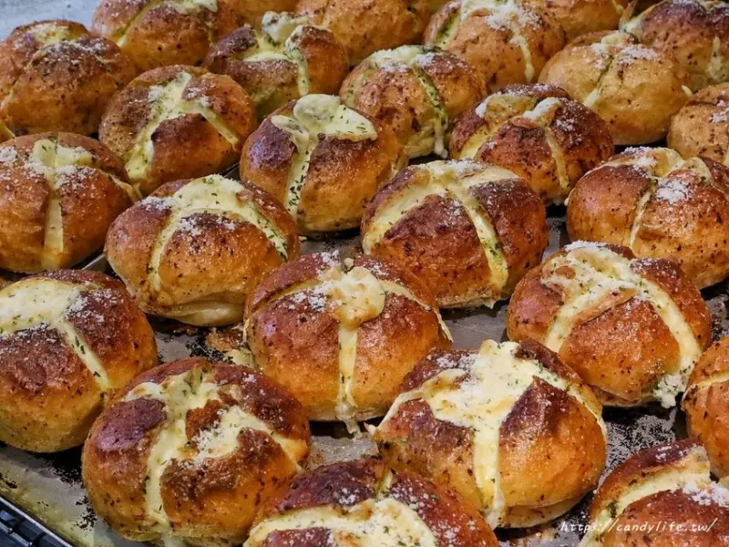 韓國爆紅爆漿奶油大蒜麵包在台中也吃得到～竟然還有巨無霸版本！