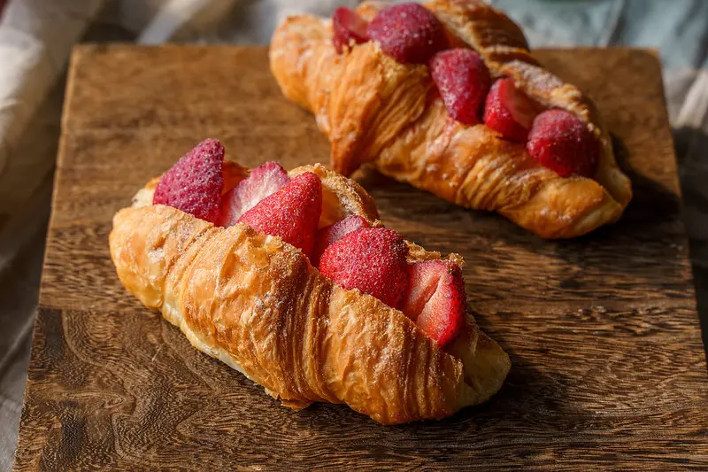 旅禾泡芙之家旗艦店 | 台中泡芙推薦！抓住草莓季的尾巴，還有香甜可口的草莓可頌和草莓便當