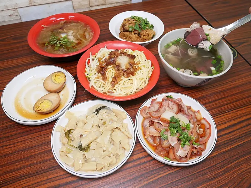 台中水湳美食，平價中式小吃這邊吃，料滿滿的綜合湯還有份量十足的炒麵都好推-王爺魚翅肉羹