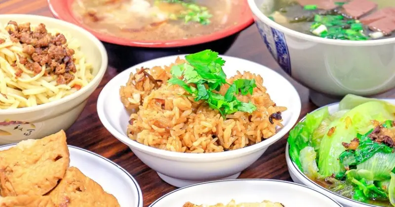 王爺魚翅肉羹，美味魚翅肉羹、炒麵、米糕、爌肉飯與大腸豬血湯，通通只要銅板價！